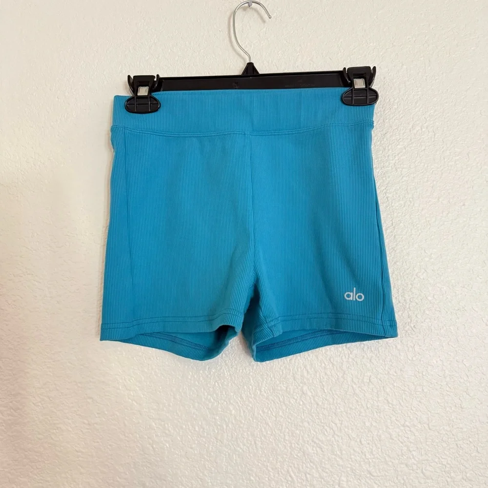 ALO yoga goddess ribbed high waist hot shorts - Picture 4 of 7